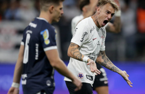 Rger Guedes puxa torcida aps gol contra o Remo