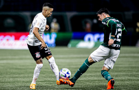 Adson disputa bola em duelo contra o Palmeiras