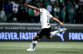 Paulinho na partida entre Palmeiras e Corinthians, pelo Brasileiro
