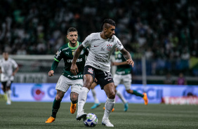 Paulinho protegendo a bola durante jogo contra o Palmeiras