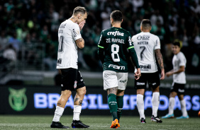 Rger Guedes se lamentando aps chance desperdiada contra o Palmeiras