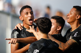 Comemorao do gol de Renato contra o gua Santa, Arthur Sousa comemora com o companheiro