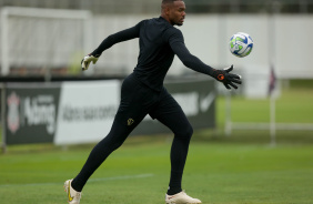 Carlos Miguel se preparando para chutar uma bola em treino no CT