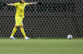 Cssio passando orientaes aos jogadores em jogo contra o Palmeiras no Allianz Parque