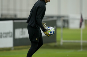 Cssio se preparando para arremessar uma bola em treino no CT Joaquim Grava