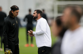 Danilo conversando com Cssio durante atividade no CT Joaquim Grava