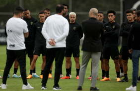 Danilo conversando com os jogadores do elenco profissional do Corinthians; Alessandro também aparece