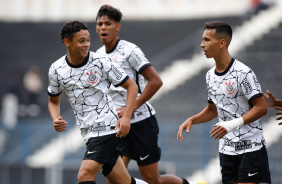 Dieguinho, Rafael Venncio e Pellegrin comemorando o gol do meia no Paulista Sub-17