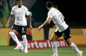 Gil e Giuliano durante jogo contra o Palmeiras pelo Brasileirão