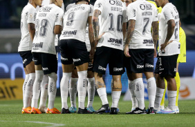 Jogadores do Corinthians conversando antes do jogo contra o Palmeiras pelo Brasileiro