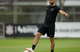 Júnior Moraes com a bola em seu domínio durante atividade no CT Joaquim Grava