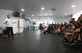 Luxemburgo durante apresentao para os jogadores do Corinthians