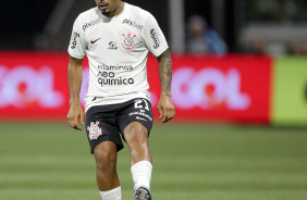 Matheus Bidu dominando a bola durante Drbi vlido pelo Brasileiro