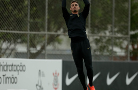 Matheus Donelli pulando e agarrando uma bola durante treino no CT Joaquim Grava
