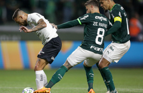 Maycon protegendo a bola enquanto jogadores do Palmeiras tentam roubá-la