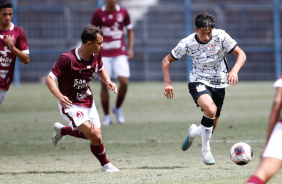 Molina correndo com a bola em seu domnio durante jogo contra o Juventus pelo Paulista Sub-17