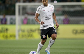 Murillo com a bola dominada durante jogo contra o Palmeiras no Brasileiro