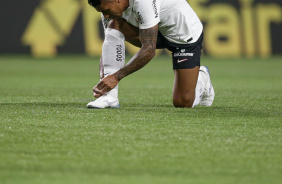 Paulinho amarrando o cadaro no gramado do Allianz Parque