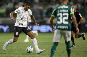 Paulinho se preparando para chutar a bola durante jogo contra o Palmeiras