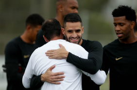 Renato Augusto abraando auxiliar de Danilo em treino no CT Joaquim Grava