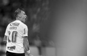 Róger Guedes comemorando, em foto com efeito preto e branco, o gol do Corinthians no Dérbi