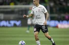 Róger Guedes correndo com a bola em seu domínio durante jogo contra o Palmeiras