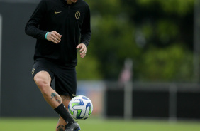 Rger Guedes fazendo um passe pelo alto em treino no CT Joaquim Grava