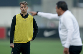 Rger Guedes observa Luxemburgo durante treino