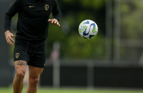 Yuri Alberto esperando a bola vir em sua direo durante atividade no CT Joaquim Grava