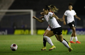 Fernanda em ação com a bola contra o São Paulo