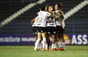 Jogadoras do Corinthians feminino comemorando o gol