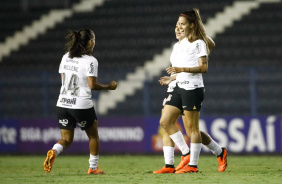 Millene comemorando com Jheniffer o gol marcado