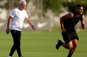 Antonio Mello observa Murillo no treino