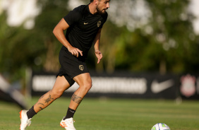 Bruno Mndez faz atividade com bola no treino