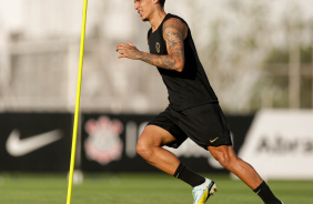 Caetano faz atividades em campo durante o treino