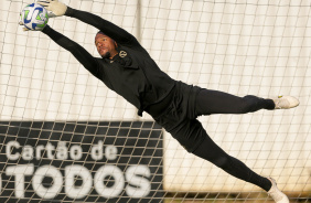 Carlos Miguel pulando para defender um chute no treino