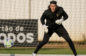 Cssio atento durante o treino do Corinthians