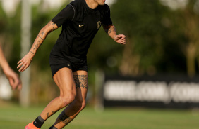 Fbio Santos com a bola no treino do Corinthians