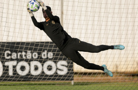 Goleiro Cadu defendendo um chute no treino