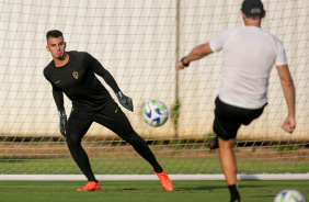 Matheus Donelli prepara para defender um chute no treino