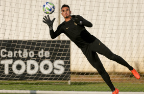 Matheus Donelli treinando no gol do Corinthians