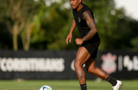 Paulinho em ação com a bola no treino do Corinthians