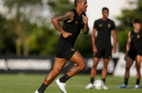 Paulinho em movimento durante o treino do Corinthians