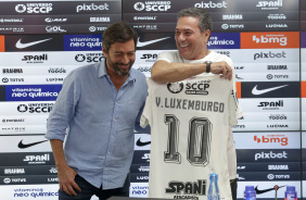 Duilio e Luxemburgo se abraando enquanto o treinador ergue a camisa do Corinthians