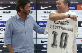 Luxemburgo posando com a camisa do Corinthians ao lado do presidente Duilio Monteiro Alves