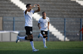 Adryan marcou um dos gols da goleada do Corinthians por 6 a 0 sobre o ECUS