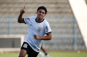 Juninho comemora gol marcado na vitria sobre o ECUS, pelo Paulista sub-20