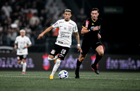 Adson com a bola durante jogo contra o Fortaleza