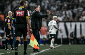 Luxemburgo conversa com os jogadores durante o jogo