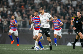 Rger Guedes carregando a bola contra o Fortaleza